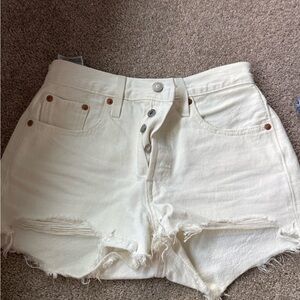 White Levi’s short size 25